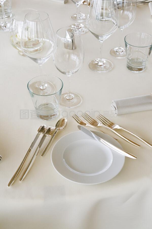 奢華體驗(yàn) 高級(jí)餐廳的正餐服務(wù)與餐桌藝術(shù)