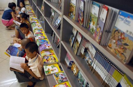 小“讀者”扎堆圖書超市 暑假里的書香樂(lè)園